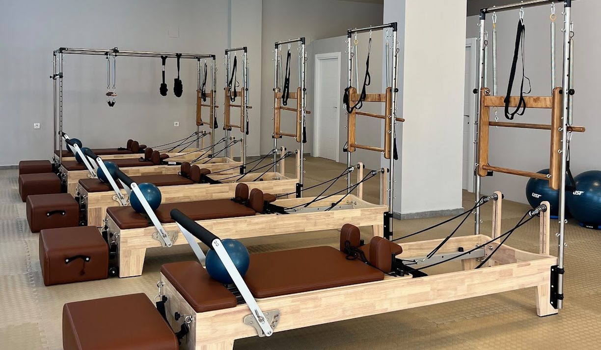 Reformer salonu — beş reformer, sabah ışığı