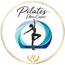 Pilates Ebru Coşar amblemi: altın çember içinde mavi dalga ve pilates figürü